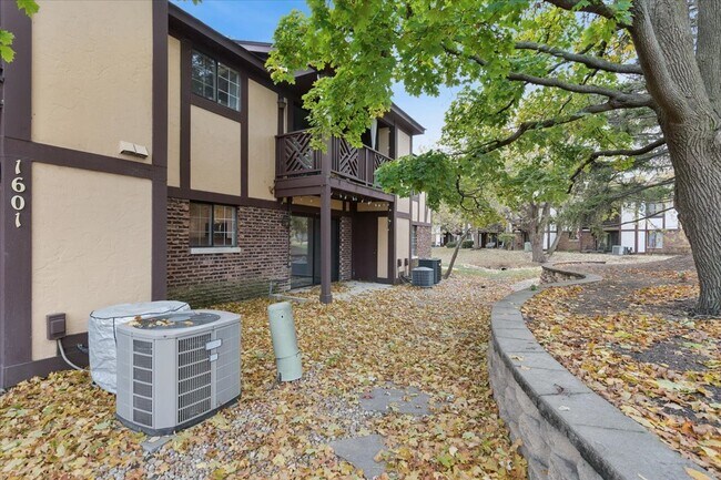 Building Photo - 1601 Thames Ct