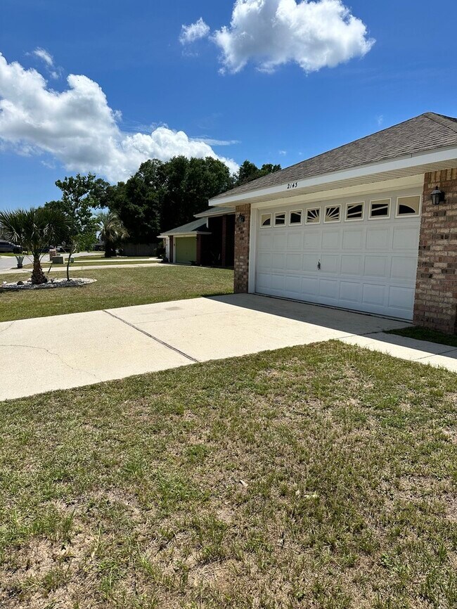 Building Photo - Large 4 bed / 3 bath home minutes from Nav...