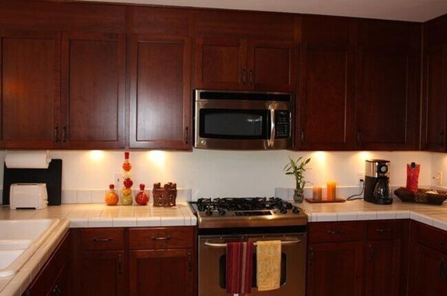 Building Photo - Large Carlsbad Townhouse, 3 bedroom condo ...
