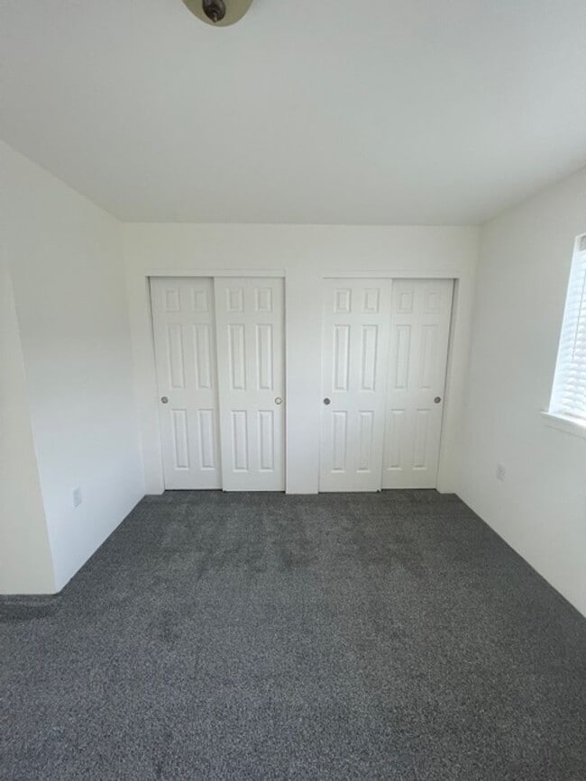 Building Photo - 2 STORY DUPLEX IN THE HEART OF PHOENIX OREGON