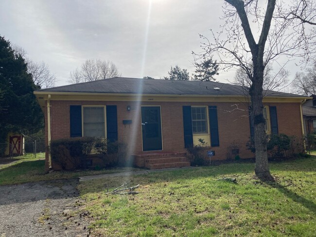 Primary Photo - 3 Bedroom Brick Ranch in East Charlotte Fo...