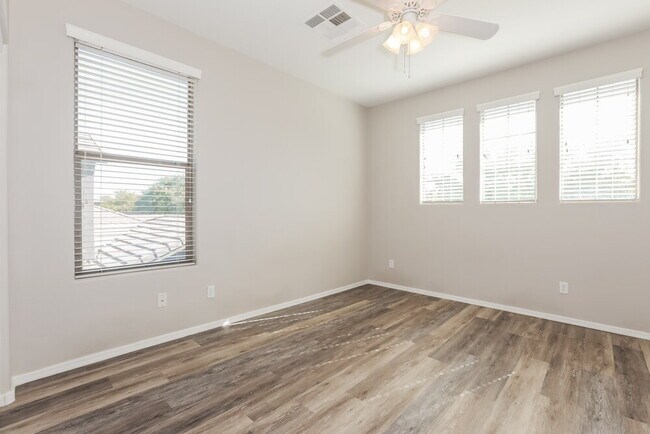 Building Photo - 3826 E Fairview St