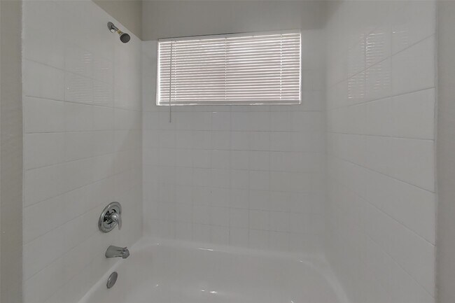 Building Photo - 16027 Hidden Acres Dr