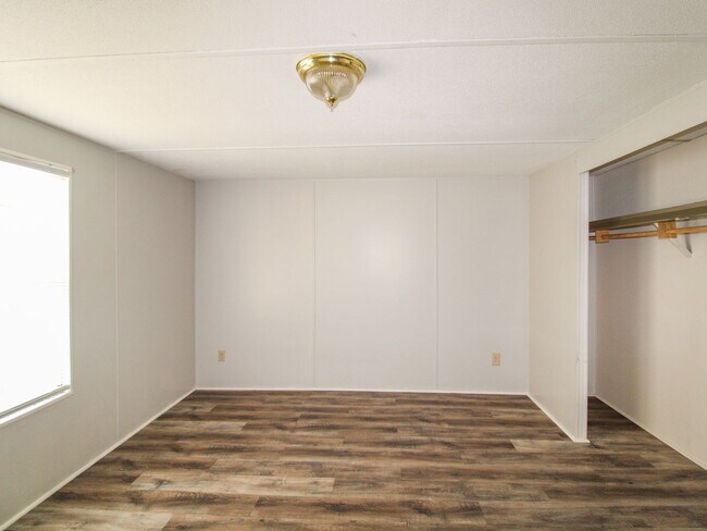 Building Photo - Move-In Ready & Lawn Care Included!