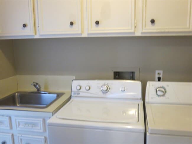 Building Photo - 15715 Gilbertyn Dr