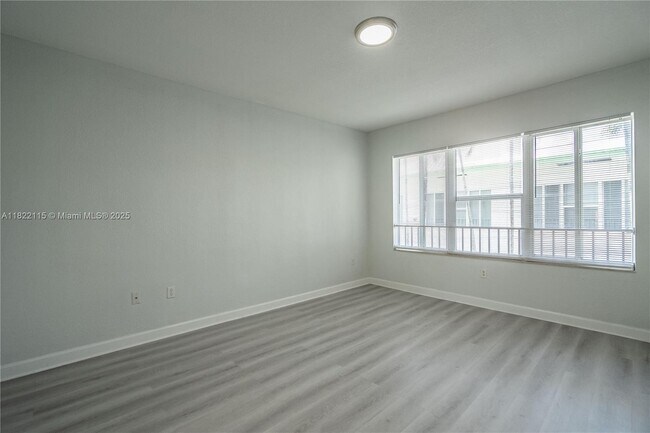 Building Photo - 2180 Bay Dr
