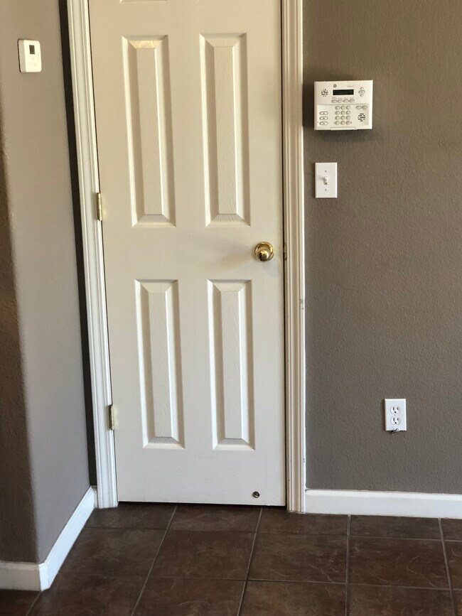 Building Photo - 10640 Siskiyou Ln