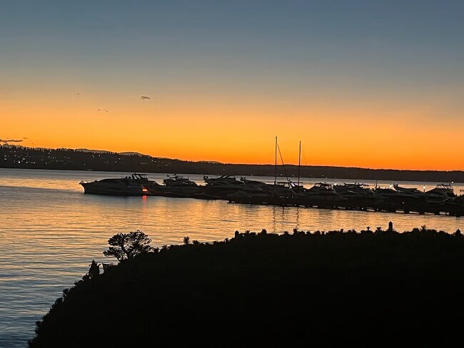 Building Photo - 425 Lake St S