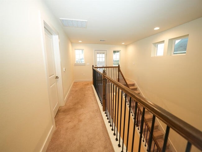 Building Photo - 10613 Harwood Overlook Cove