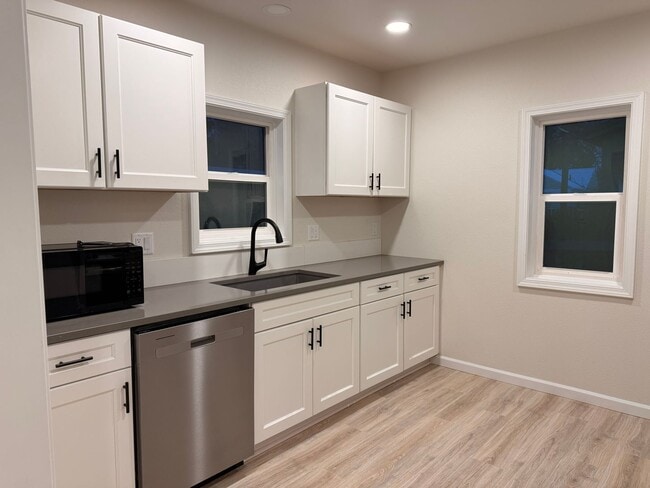 Building Photo - Downtown CDA with Shop!