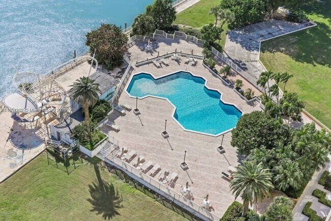Building Photo - 11111 Biscayne Blvd
