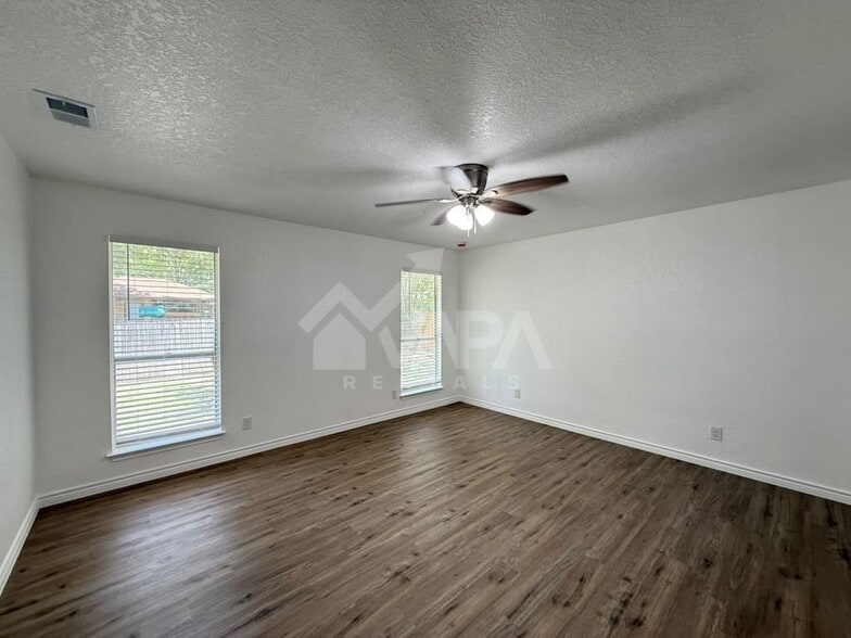 Building Photo - 209 High Oak