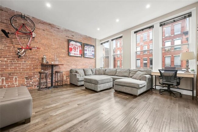 Building Photo - 83 Washington St