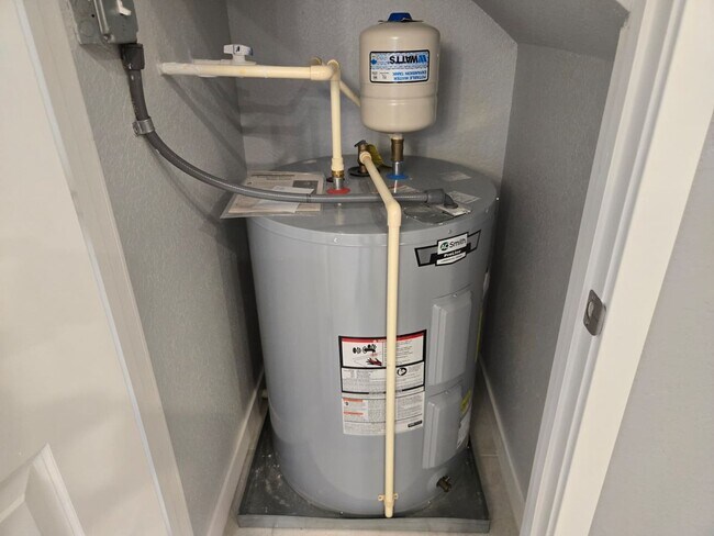 Building Photo - Bright and Easy-Living Home in Riviera Beach