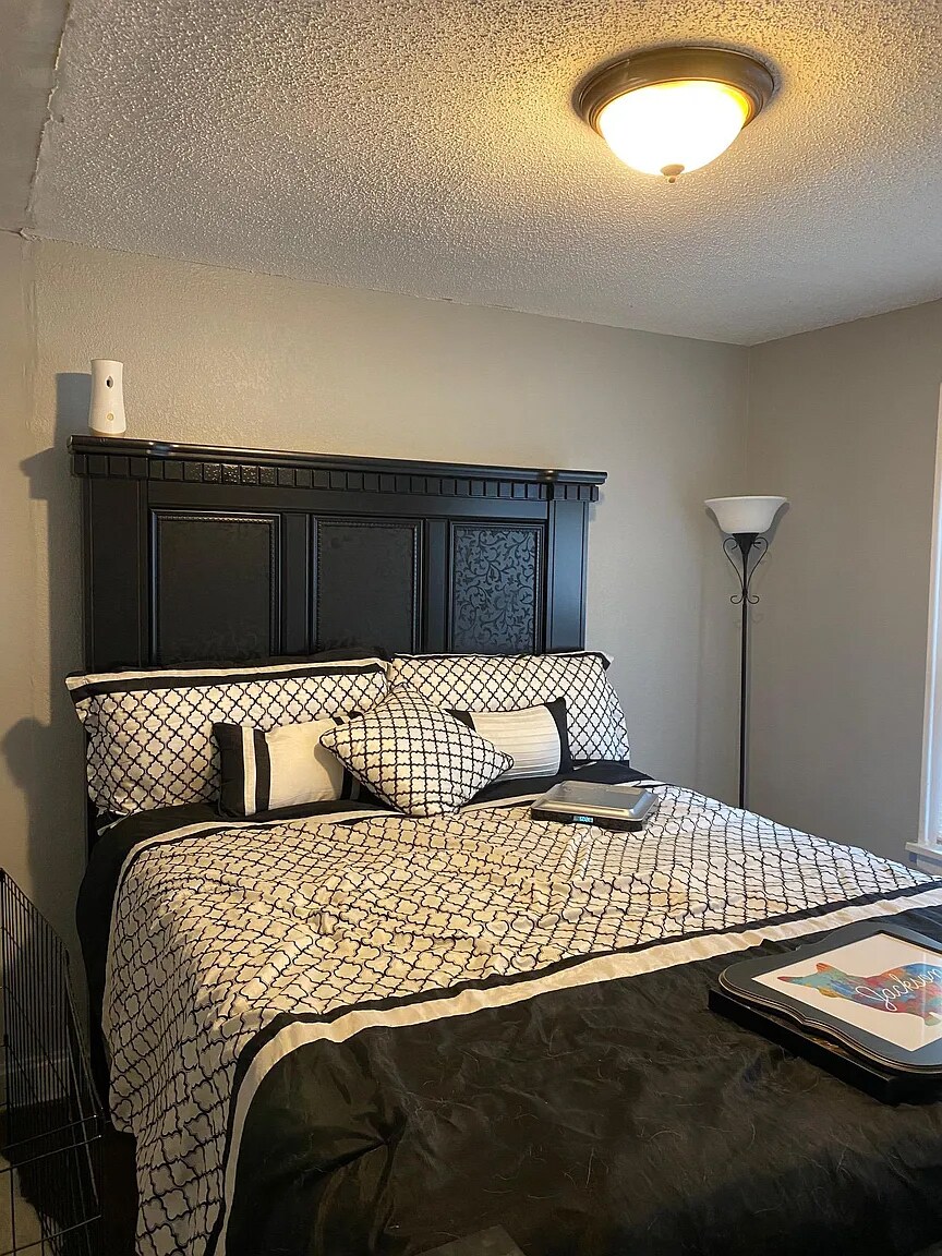 Building Photo - 5836 Euclid Ave