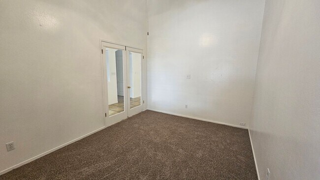 Building Photo - Great SW Location