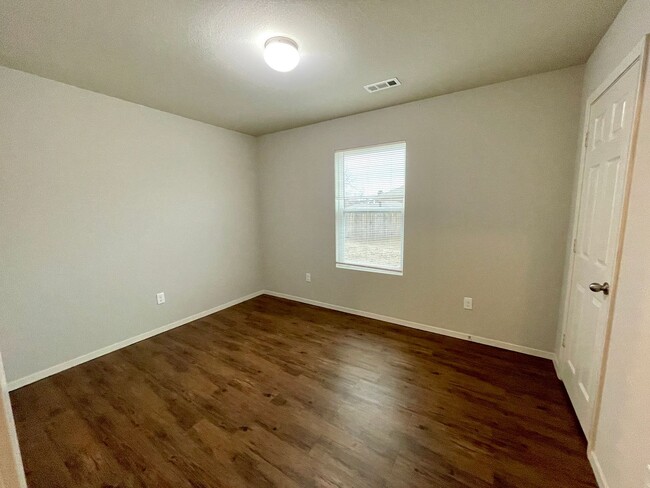 Building Photo - Three bed,  two bath in Valley View available now