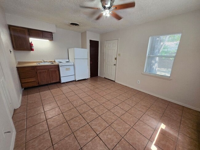 Building Photo - 1 Bedroom Apartment