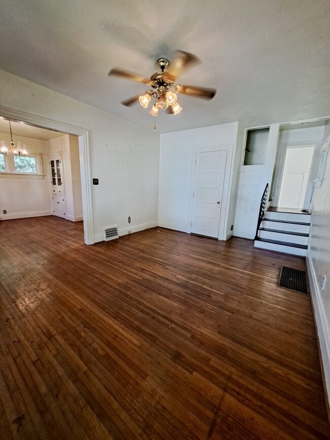 Building Photo - 44 E Parkwood Dr