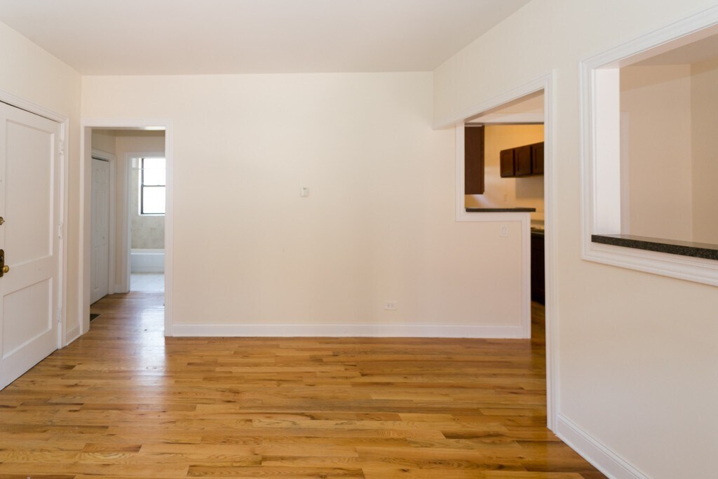 Building Photo - 834 W Waveland Ave