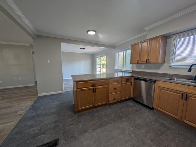 Building Photo - 630 Gerald Ave