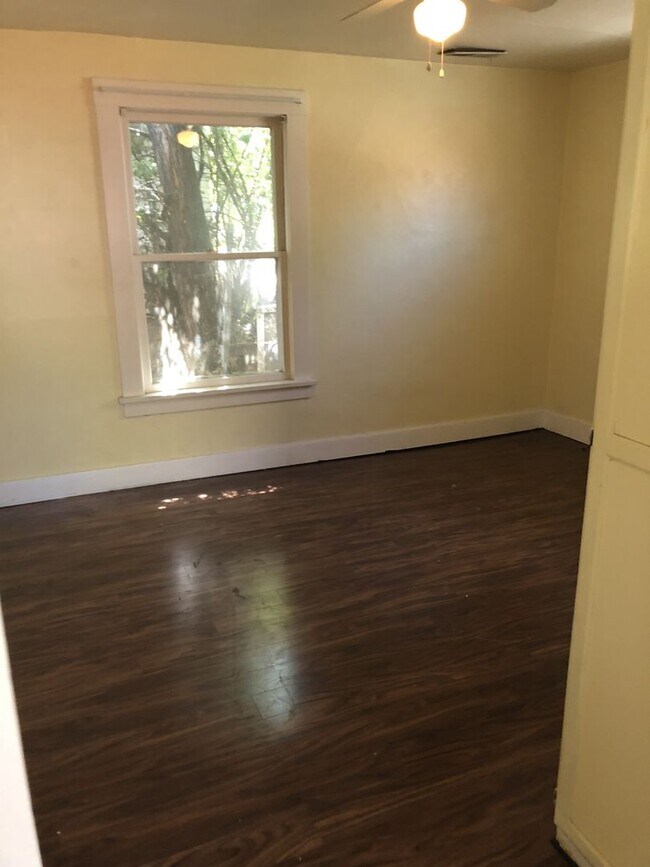 Building Photo - ALL UTILITIES INCLUDED - ONE BLOCK FROM UN...