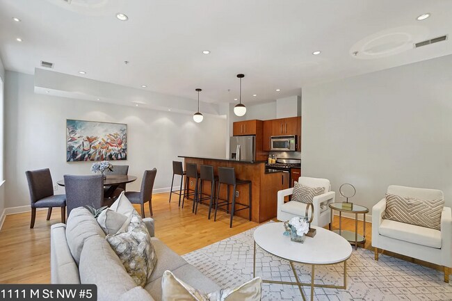 Building Photo - Charming 2 BR/2 BA Condo in Logan Circle!