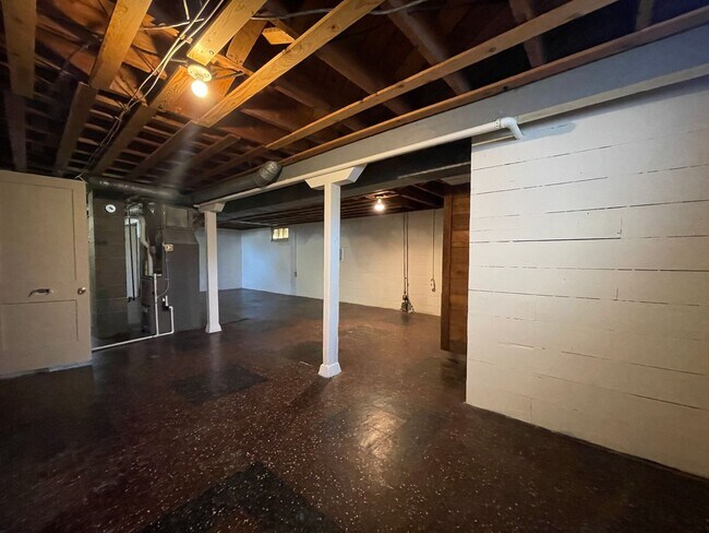 Building Photo - Home For Rent Bellevue.