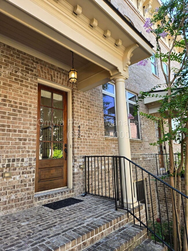 Building Photo - Gorgeous Townhouse near Ansley Mall!
