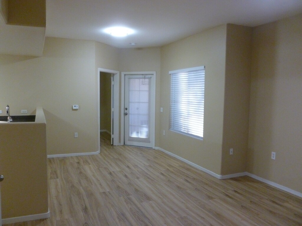 Building Photo - 3400 Cabana Dr