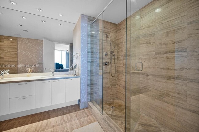 Building Photo - 15901 Collins Ave