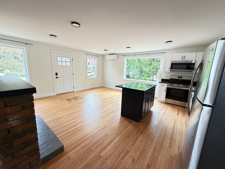 Building Photo - 20 Poirier Pl