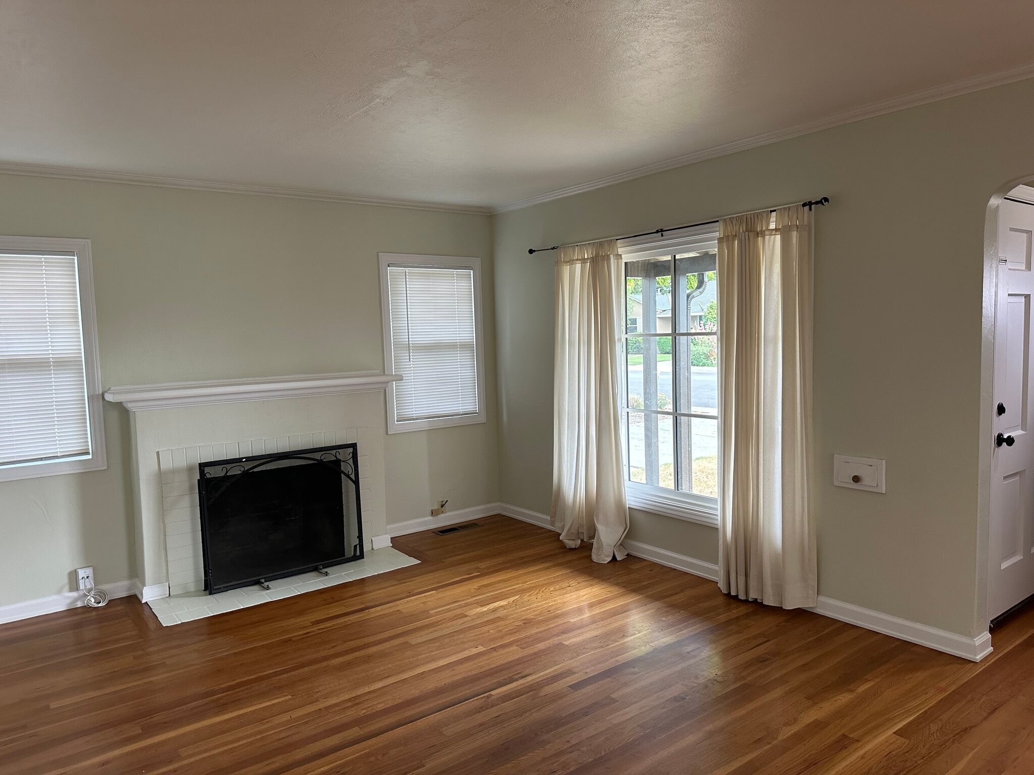 Building Photo - 83 E Rosemary Ln