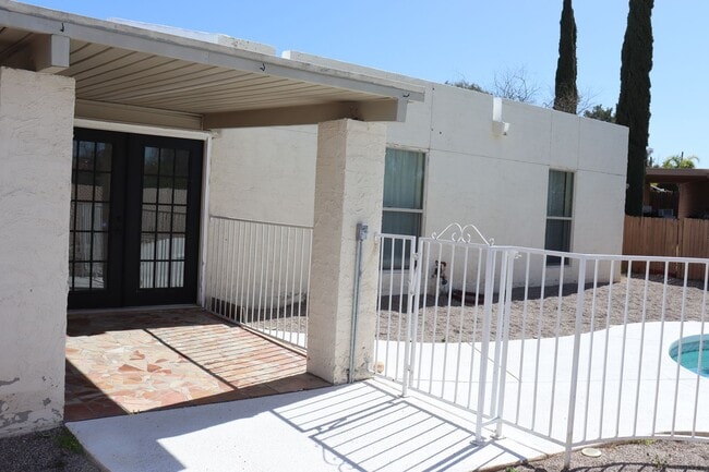 Building Photo - 5 Bedroom, 2 Bathroom