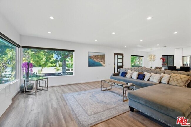 Building Photo - 10915 Ayres Ave