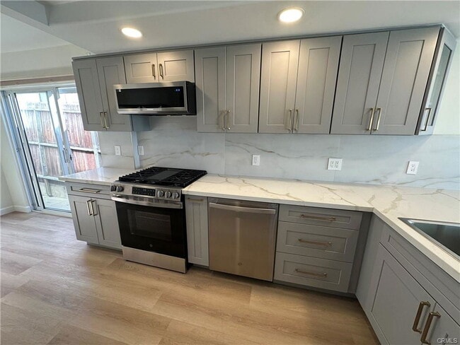 Building Photo - 934 Manhattan Ave