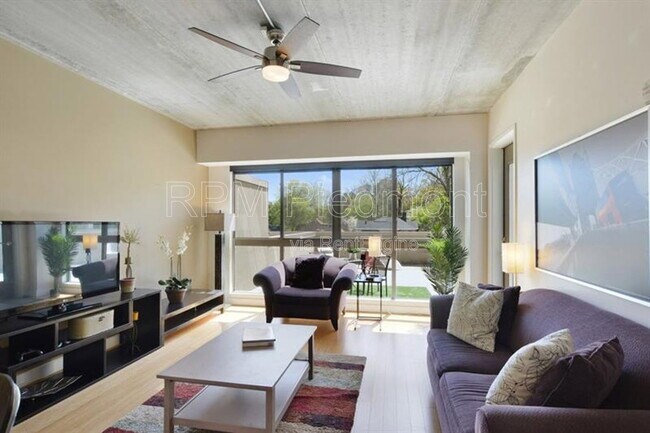 Building Photo - 563 Memorial Dr SE