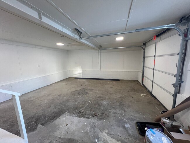 Building Photo - Remodeled Single Level 3 Bed, 2 Bath Home w/ 1 Car Garage