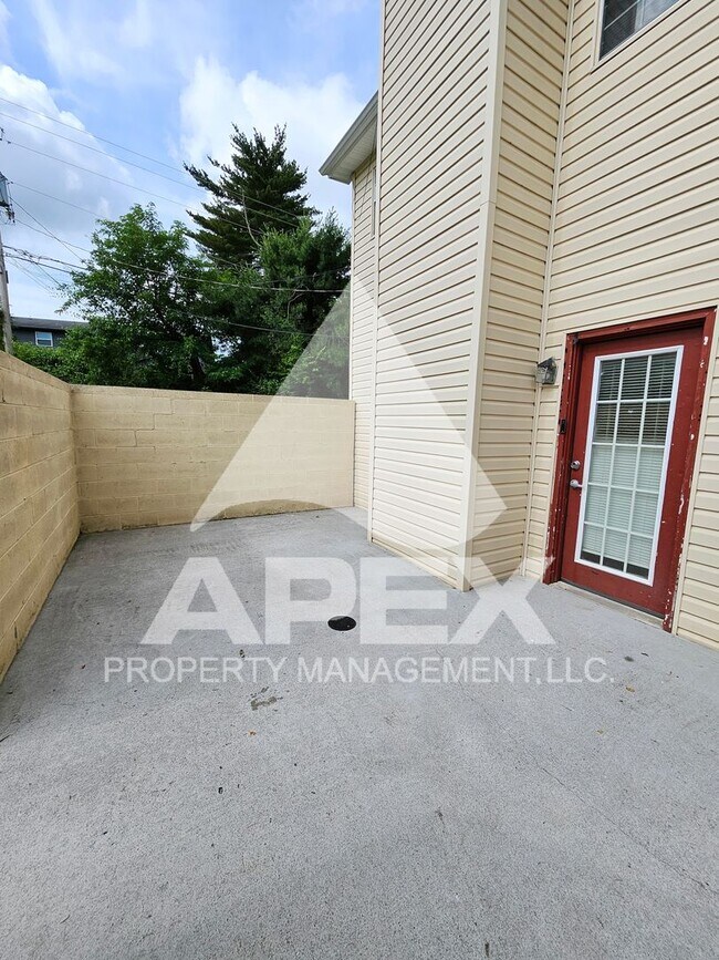 Building Photo - Nice 3Bd 1.5 Townhouse in WEST KNOX off Cedarbluff! END UNIT!