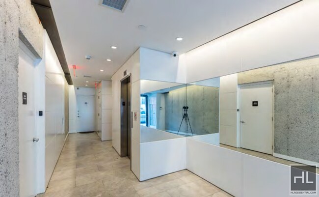 Building Photo - Penthouse 1 bed/1 bath w/ 2 roof decks