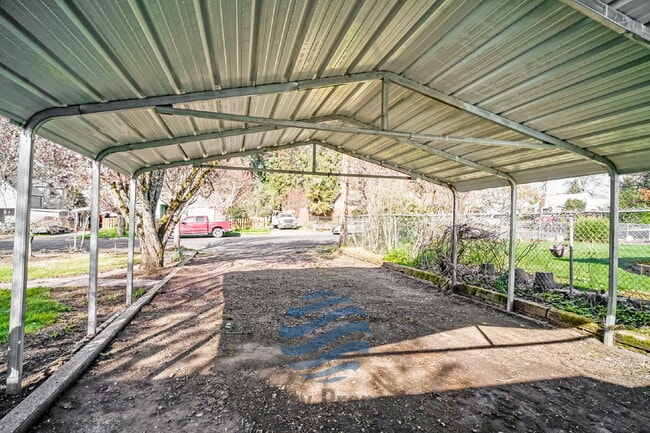 Building Photo - 1307 Elm St