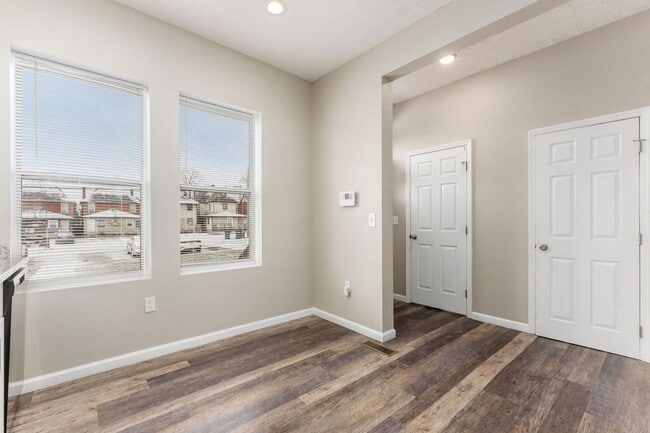 Building Photo - 1363 Summit St