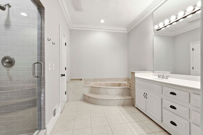 Building Photo - Charming 3BR Townhome with Elevator in the Heart of Fayetteville