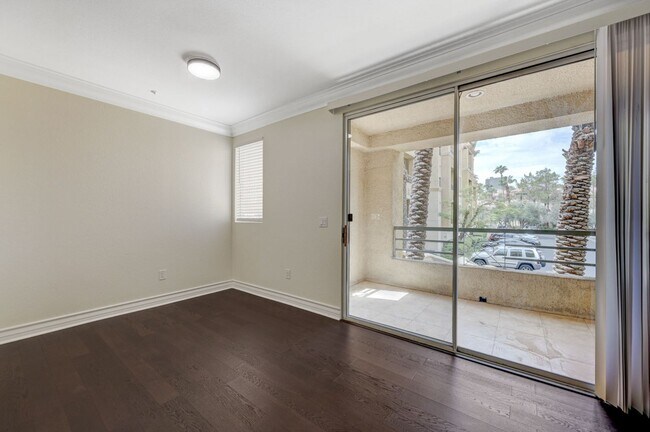 Building Photo - 270 E Flamingo Rd