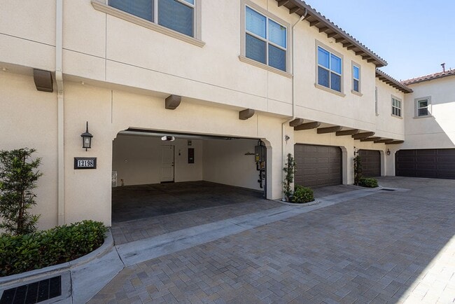Building Photo - Bright and Airy Split-Level Townhouse in W...