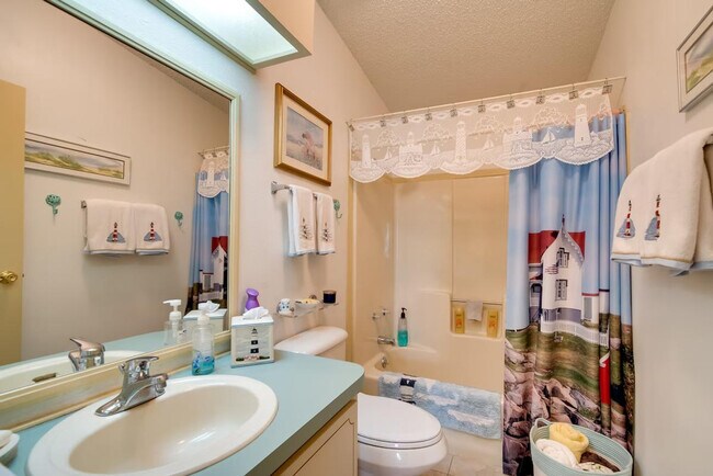 Building Photo - 1621 Magnolia Ave