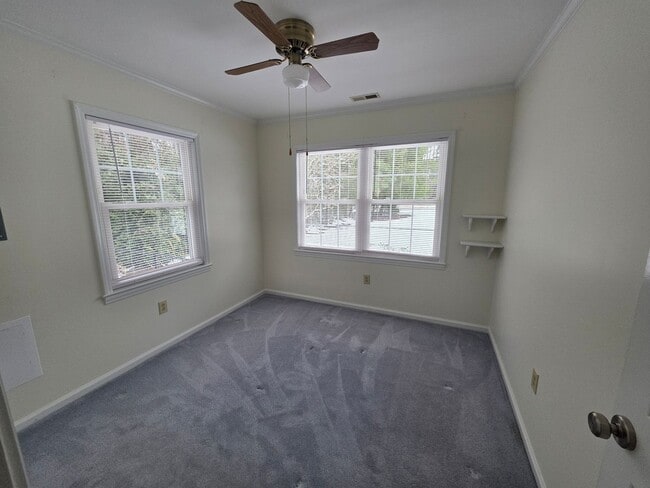 Building Photo - Beautiful 3 bedroom, 2 bath house with one car garage, located on Cummins Creek