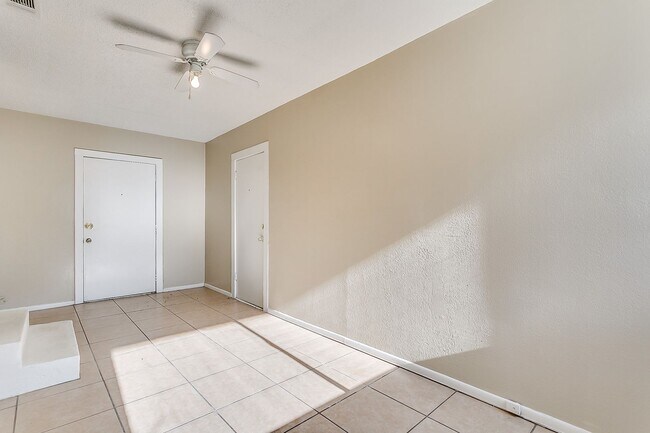 Building Photo - Ready for New Tenants- 2 bedroom 1 bath with an Additional Flex Room  Minutes from TCU- 76109