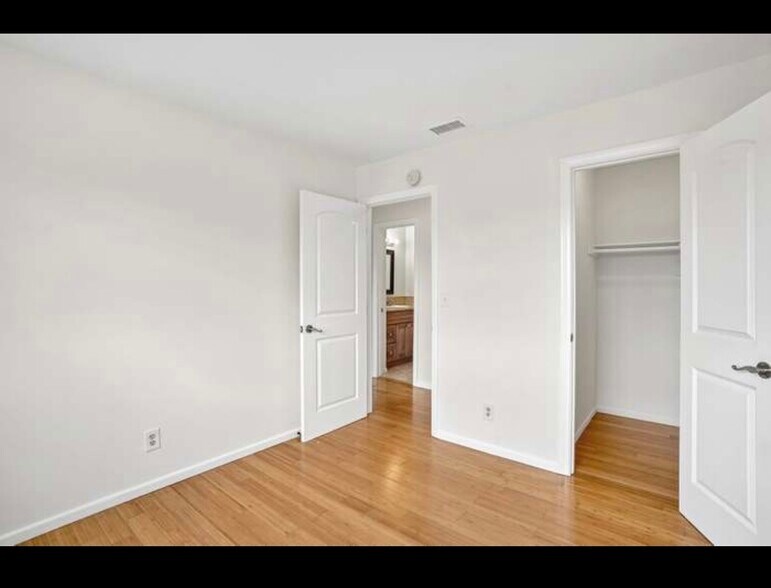 Building Photo - 15210 Shadybend Dr