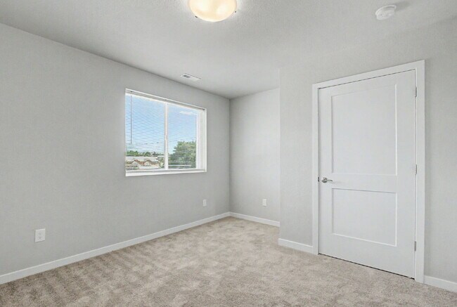 Building Photo - 3 bedroom - Date St